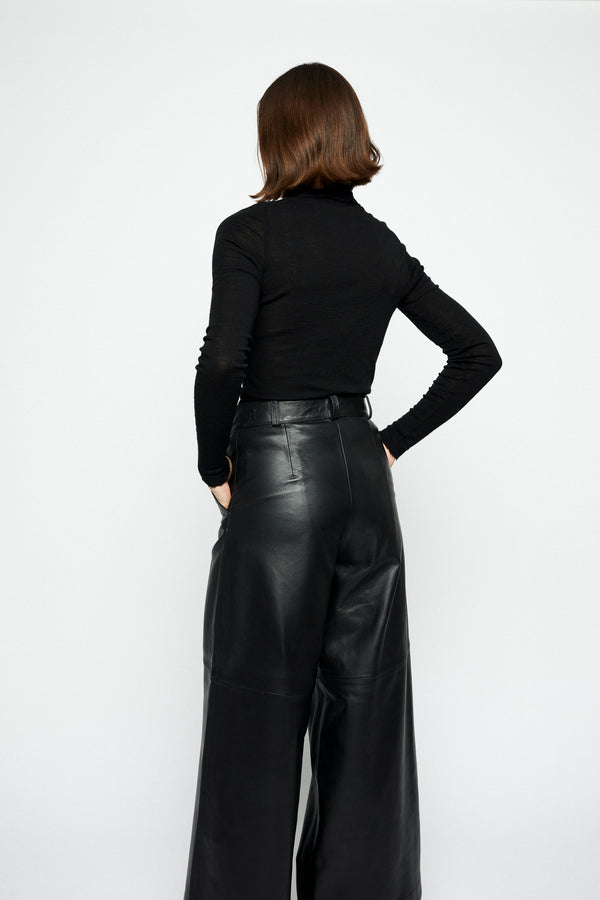 Shiny Black Leather Pants 🖤 In Frame: @jungtina_imsongtsur