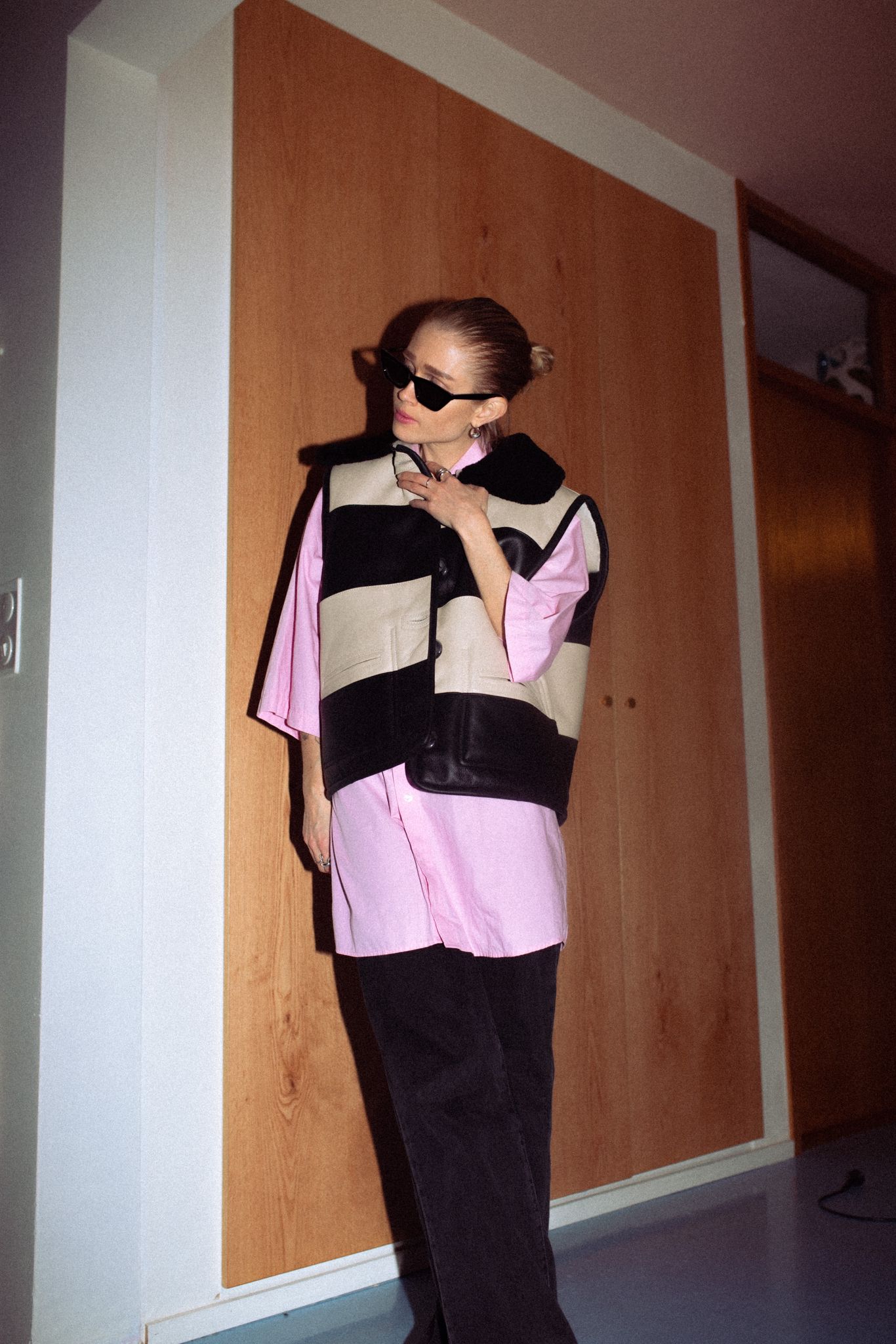 IRIS リバーシブルベスト ブラック＆アイボリー