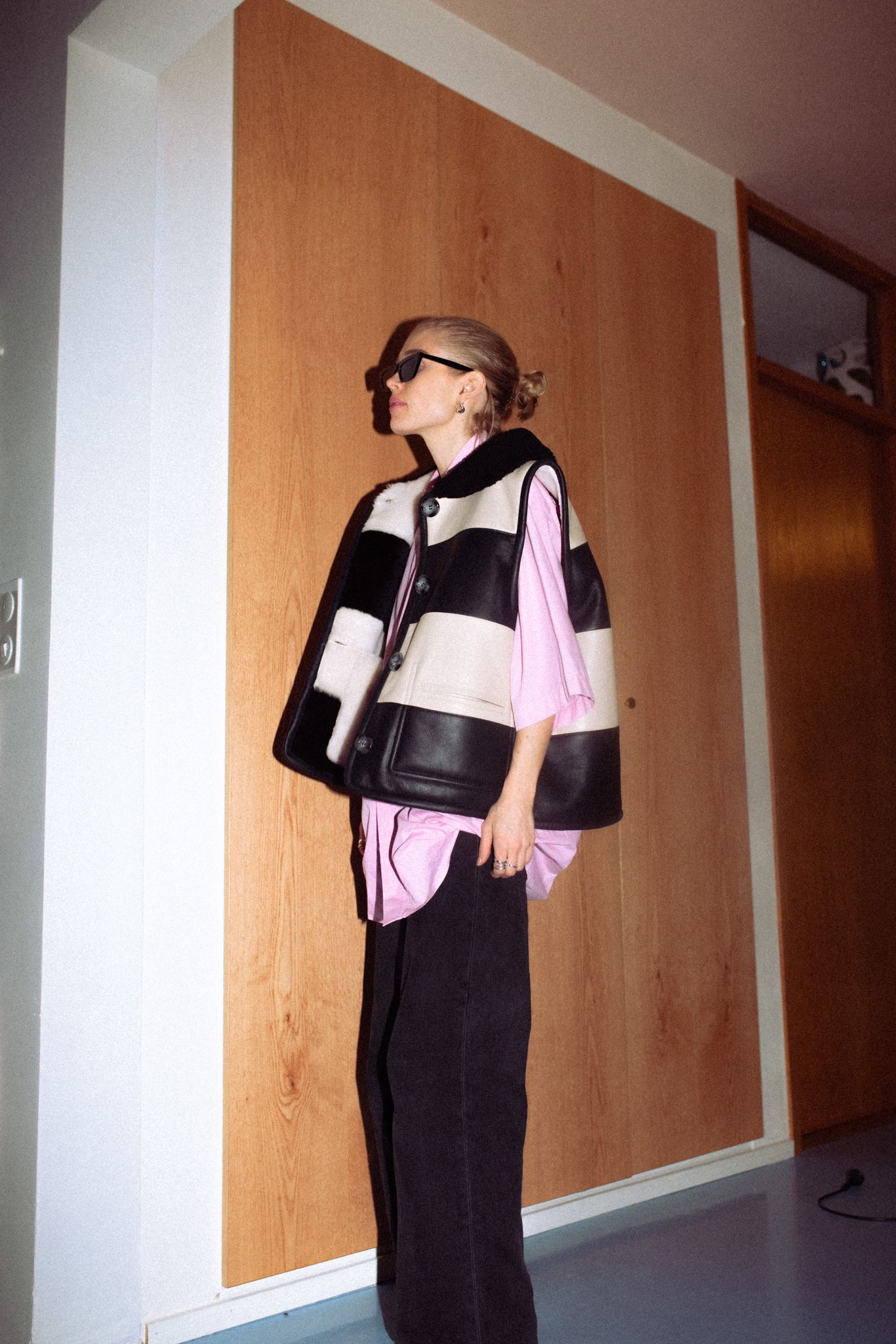 IRIS リバーシブルベスト ブラック＆アイボリー