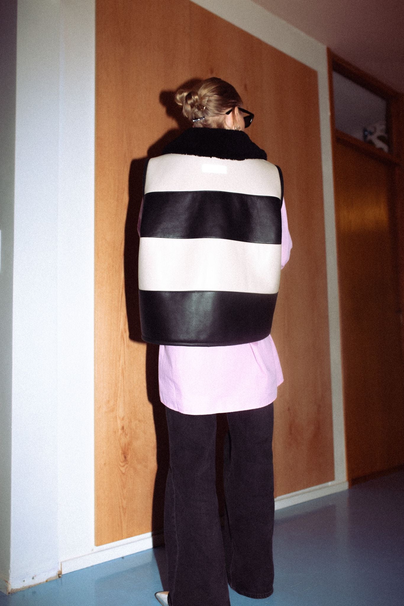 IRIS リバーシブルベスト ブラック＆アイボリー