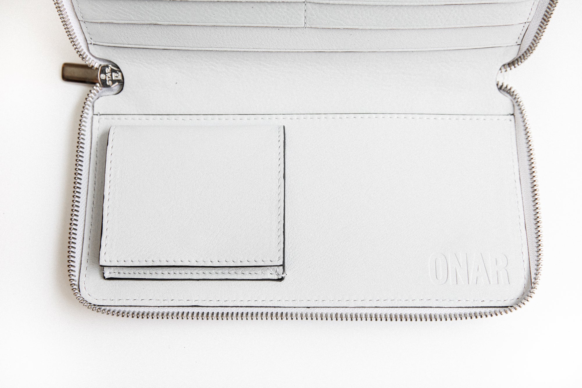 オメガ ウォレット ホワイト